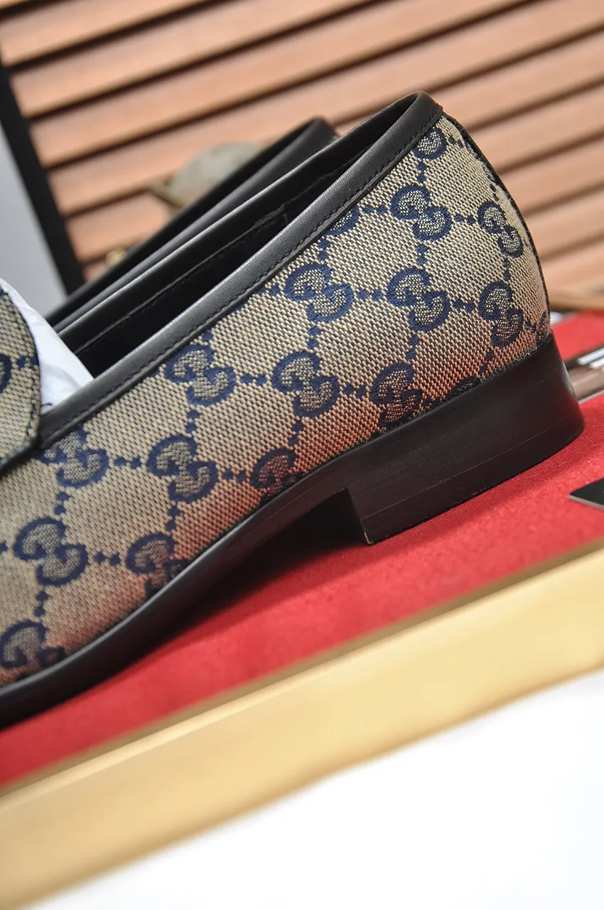 Men's shoes💰500💶Italy's top luxury men's shoe giant (GUCCI) (Gucci) (full cowhide lining) new arrival🍃Original European style🔰 Pleasant to the eye😍In order to make the shoes more durable and non-deformable🌀The production continues to follow traditional methods but there is still no lack of innovation💪Choose original sheepskin for the leather♻️ Smooth and natural And extra bright ⭐Made of imported cowhide, the first choice of rich people 38-45 (45 customized)